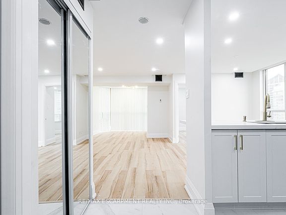 3rd image of 285 Enfield Pl #1603