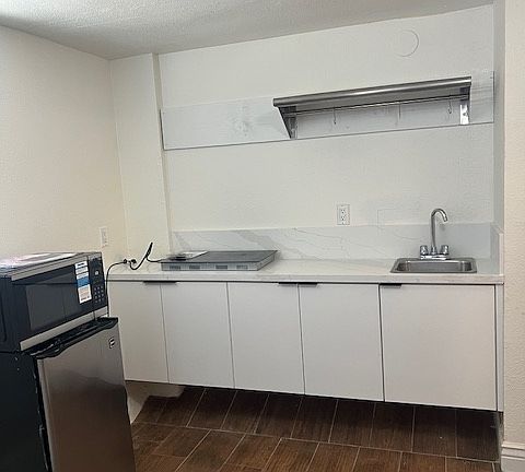 2nd image of 421 B St Unit 1