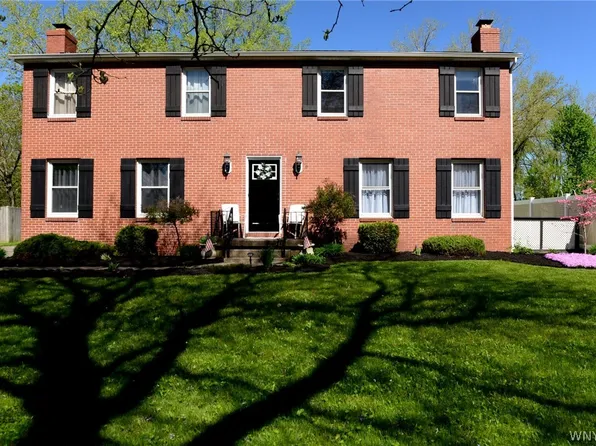 11 Fairgreen Dr, Amherst, NY 14228