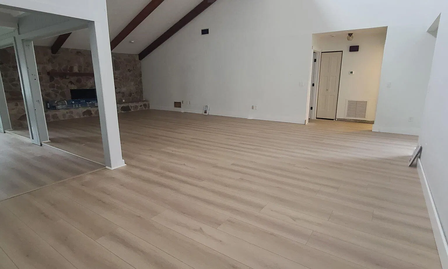 2 bed, 2.5 bath, 2086 sqft, $2,100 — Photo 2
