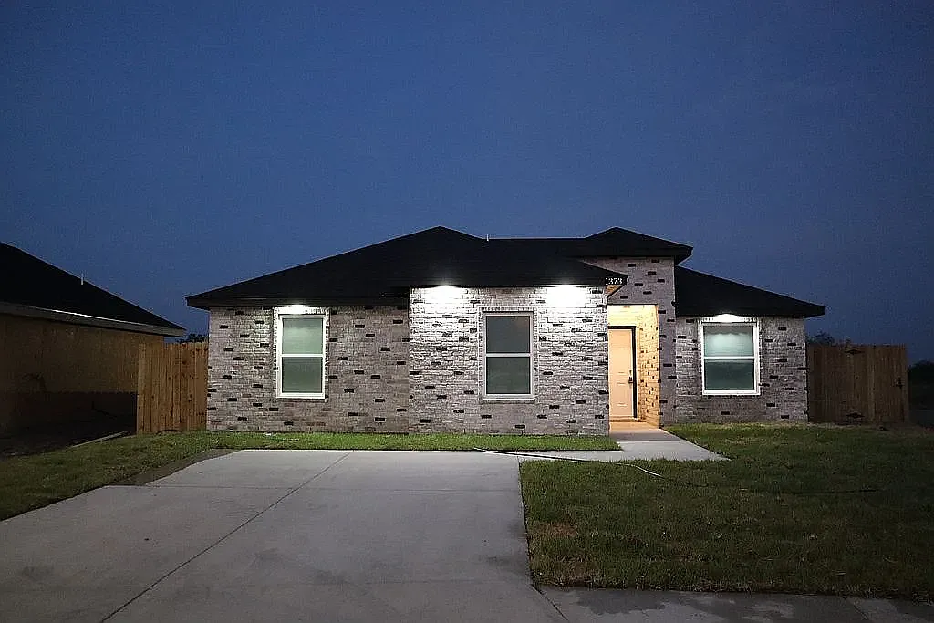 3 bed, 1077 sqft, $2,000 — Photo 1