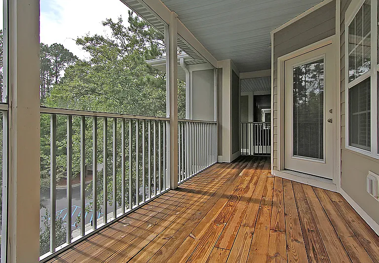 screened-in porch/balcony