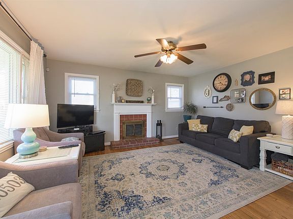 3rd image of 471 Stratford Dr
