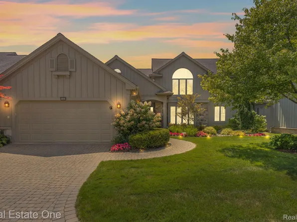 7107 Daventry Woods Dr, West Bloomfield, MI 48322