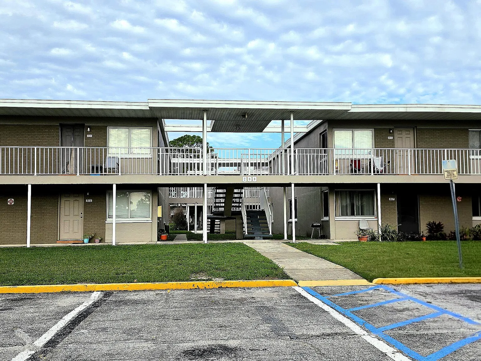 2 bed, 1.0 bath, 850 sqft, $1,200 — Photo 1