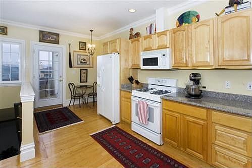 5th image of 906 Edinburgh St