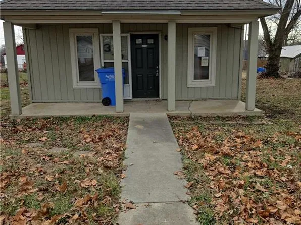 316 E 5th St, Tonganoxie, KS 66086