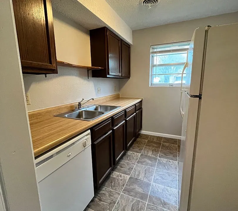 812-822 W 10th St