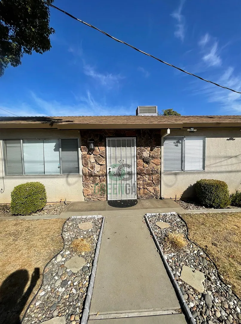 2 Bed/1 Bath Oakdale Home Ready to Be Called Home — Photo 1
