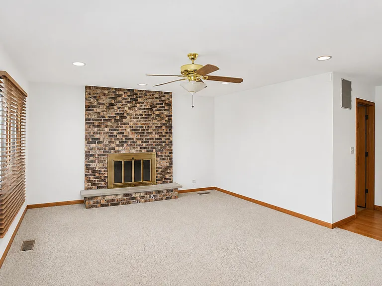 706 N Point Dr — Photo 8