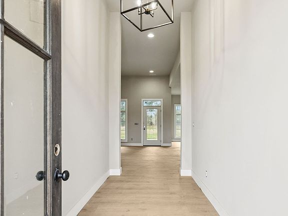 4th image of 375 Chestnut Oak Ave