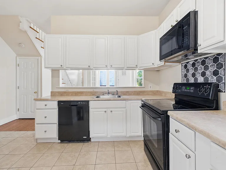 720 Gresham Pl NW — Photo 16