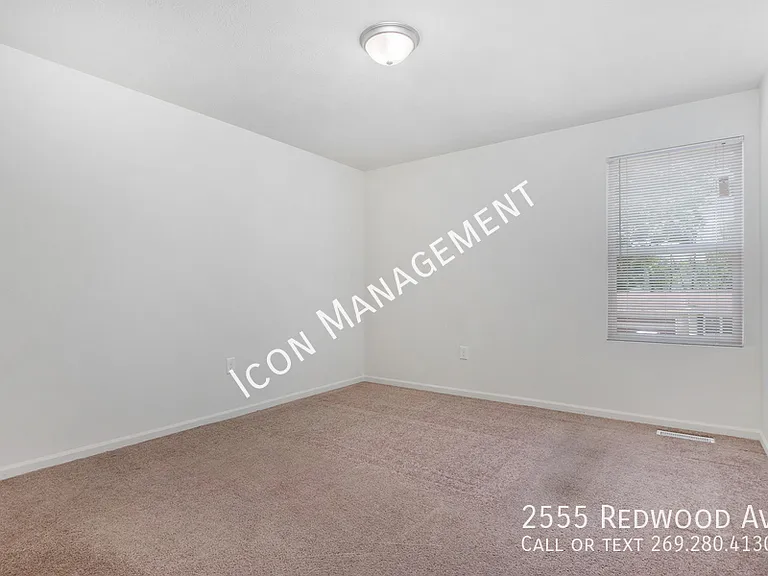 2555 Redwood Ave — Photo 18