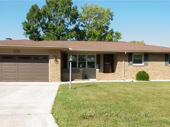 1609 Frostwood Ln, Mattoon, IL 61938