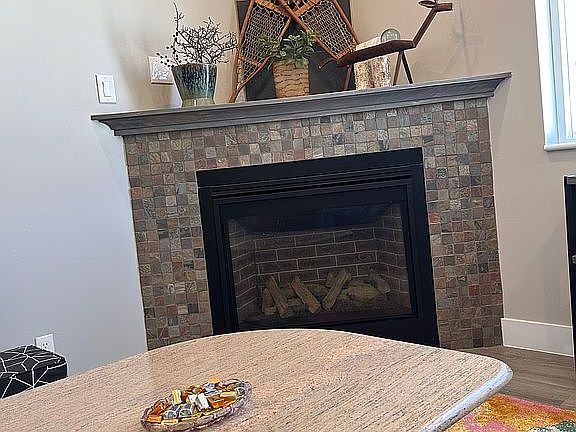 Living room with gas firepla