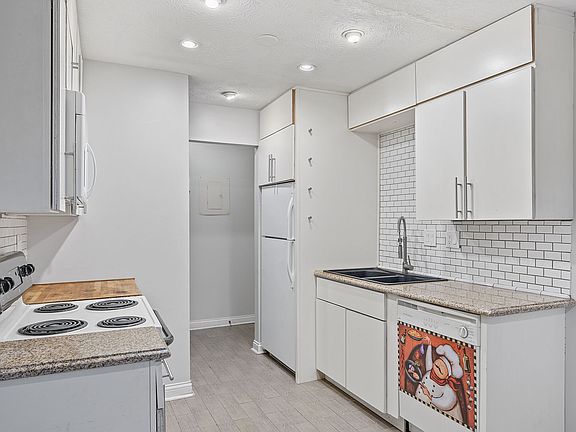 3rd image of 2 Camelot Ct #2