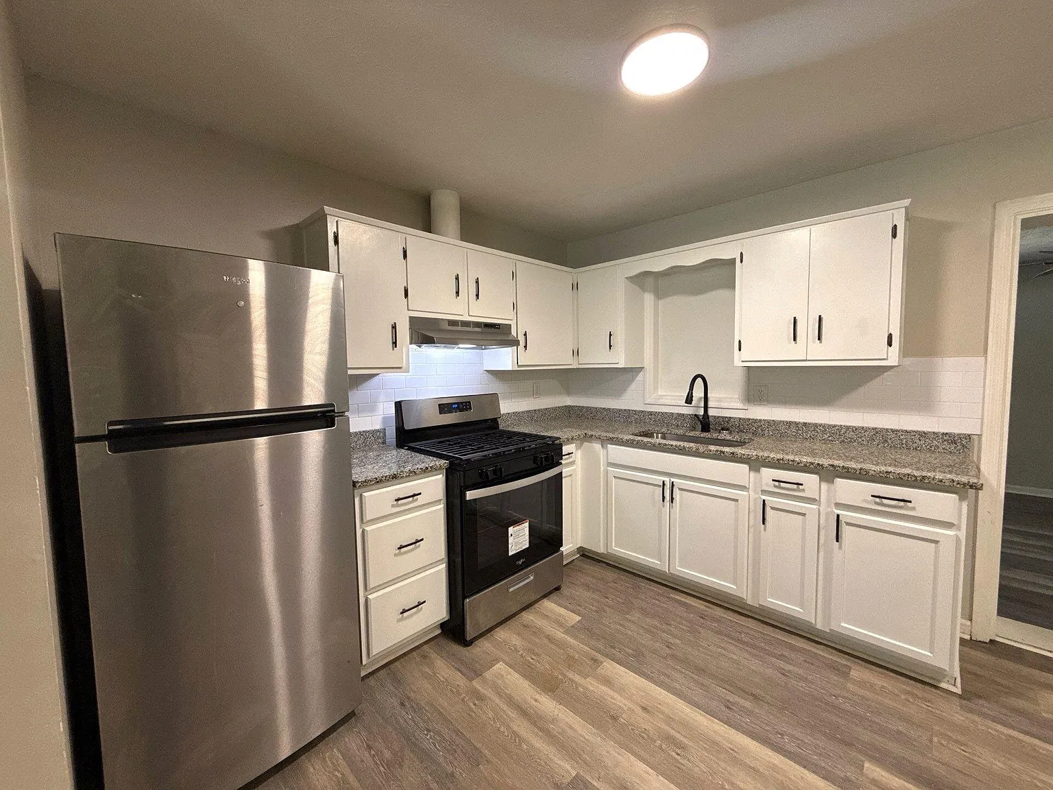 710 Greenbrier Dr — Photo 4