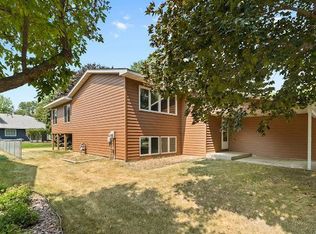 3231 Meadow Brook Ct, Vadnais Heights, MN 55127