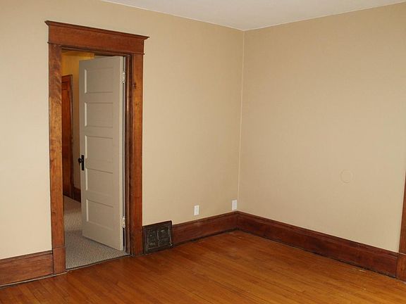 3rd image of 620 Rose Ave E