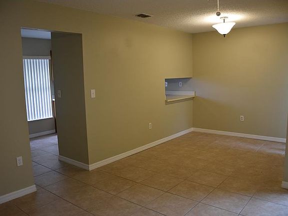 3rd image of 520 Hunter Cir #520
