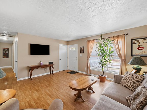 4th image of 219 Mount Vernon Dr