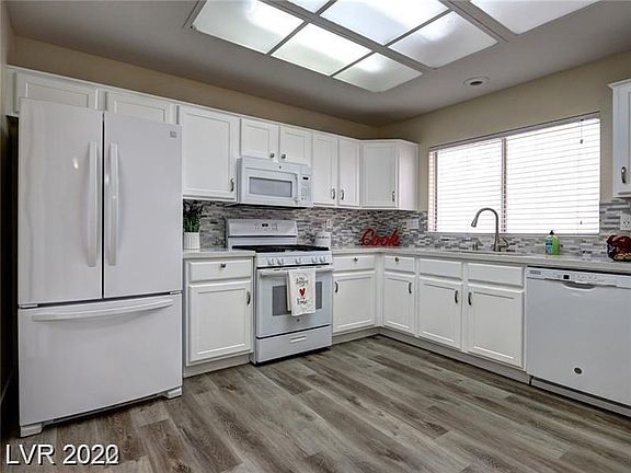 5th image of 2733 Tumble Brook Dr