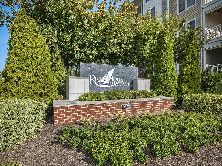 River House Apartments — Photo 20