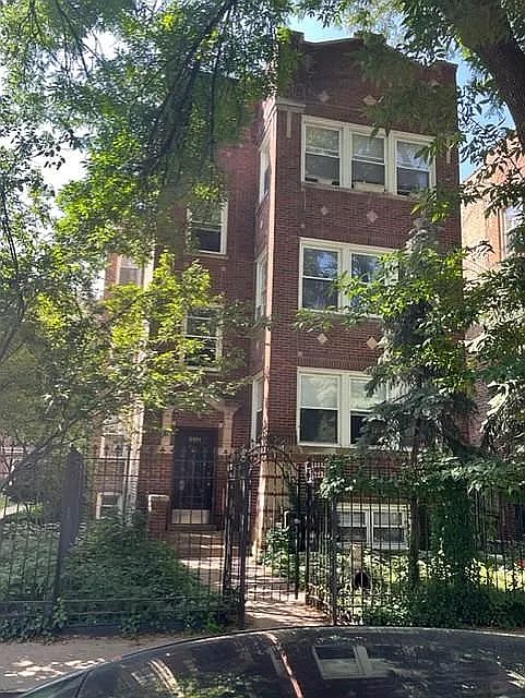1st image of 2021 W Farragut Ave APT 1