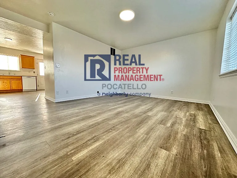 1596 Dustin Cir #C — Photo 6