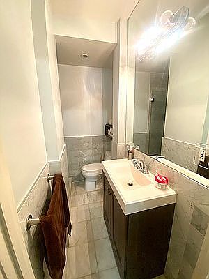 3rd image of 324 W 47th St APT 2D