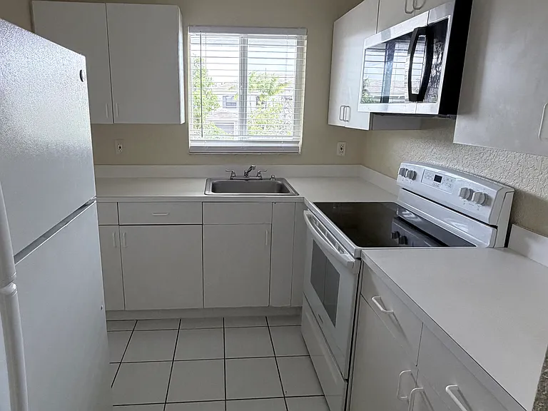 Deerfield Beach Apartments — Photo 6