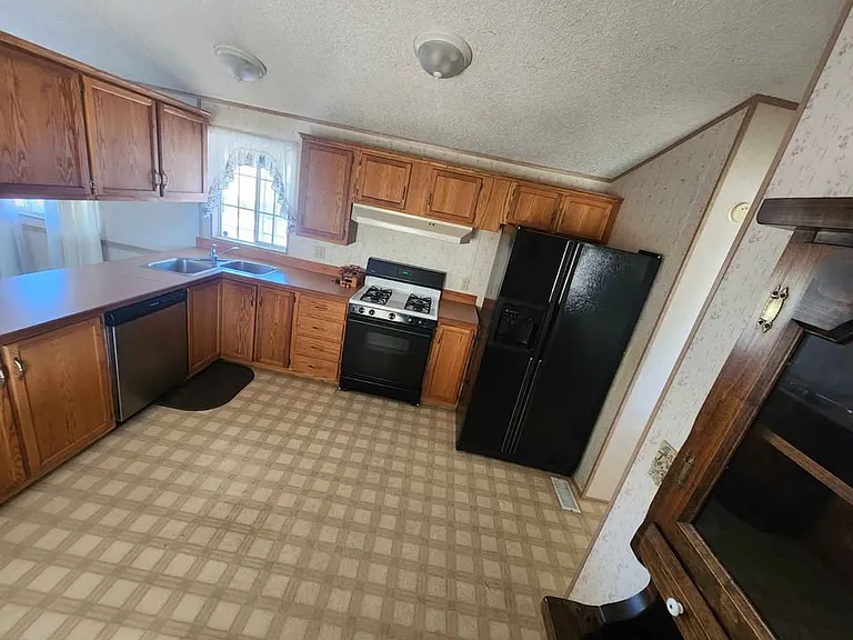 8255 Highway 99 E — Photo 2