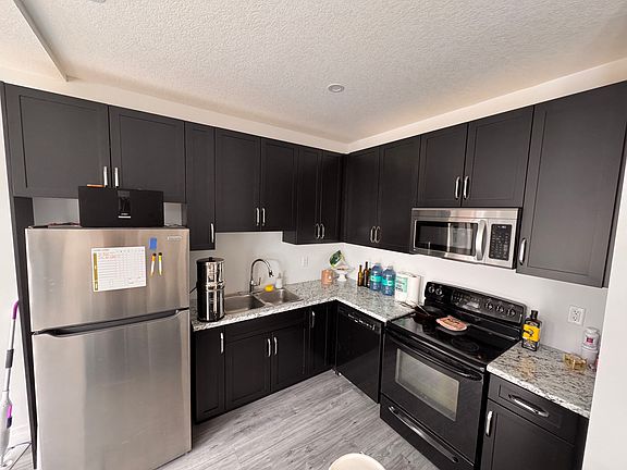 3rd image of 881 Edinburgh Dr