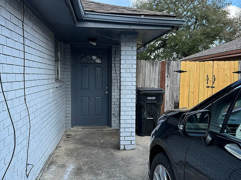 411 E Solidell St — Photo 10