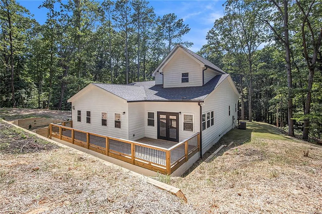 4 bed, 3.0 bath, 2400 sqft, $2,675 — Photo 4