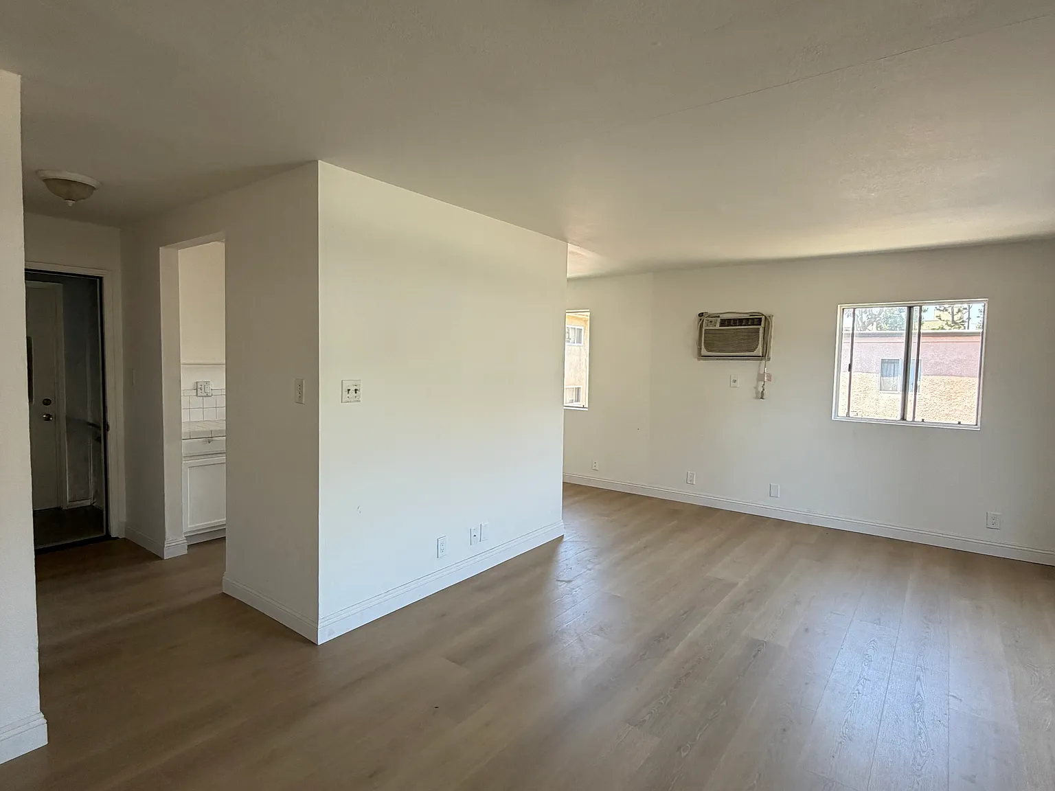 Studio, 637 sqft, $1,475 — Photo 2