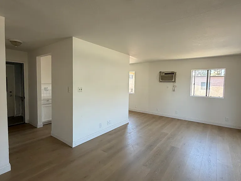 15540 Rayen St #6 — Photo 2