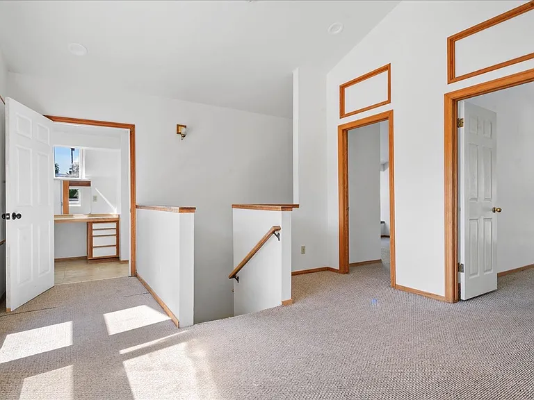 561 Luneta Dr — Photo 3