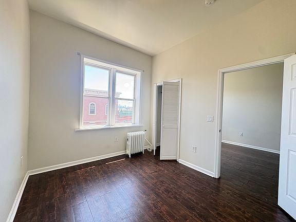 4th image of 968 Summit Ave #30