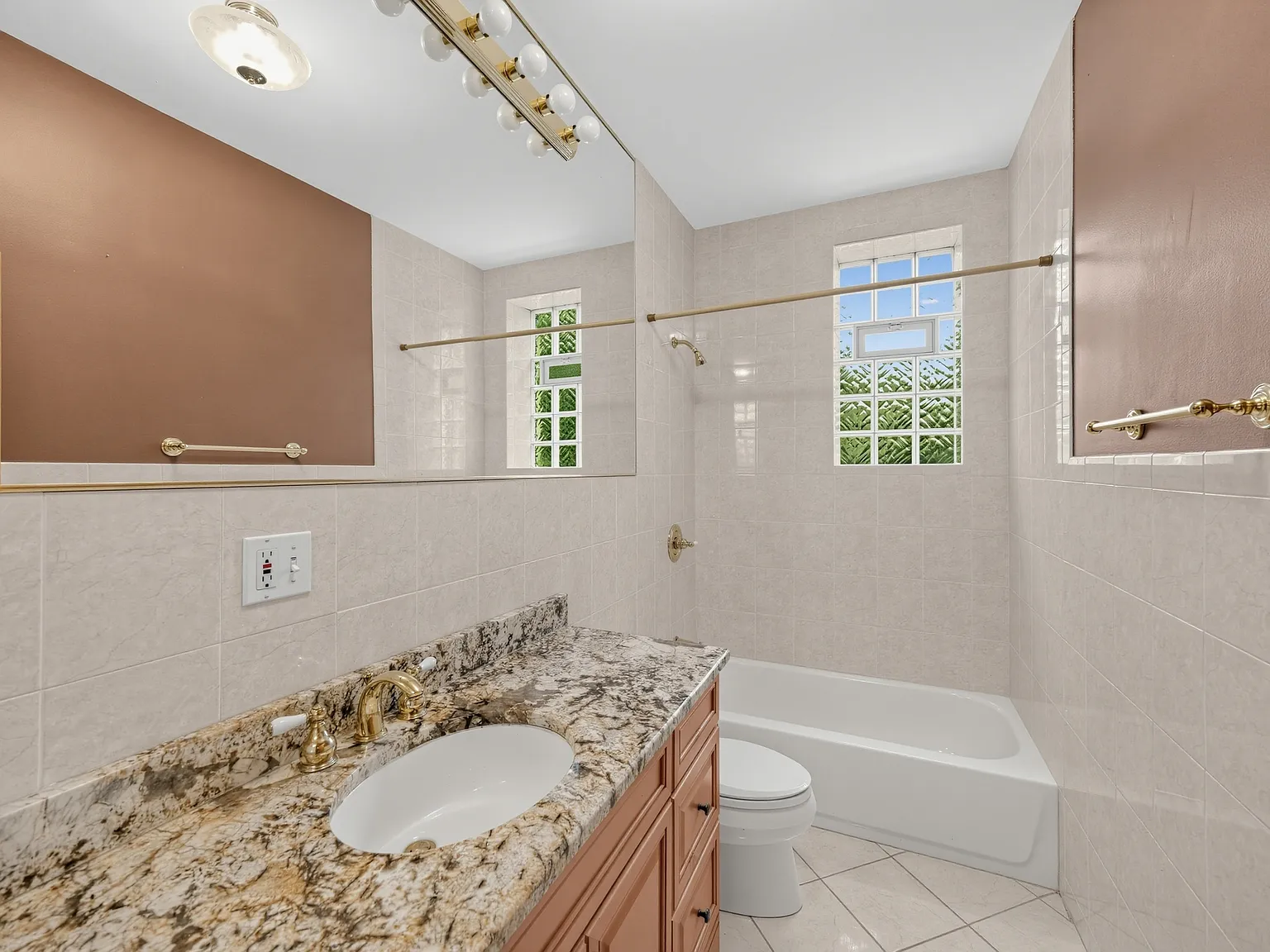 3 bed, 2300 sqft, $3,035 — Photo 3