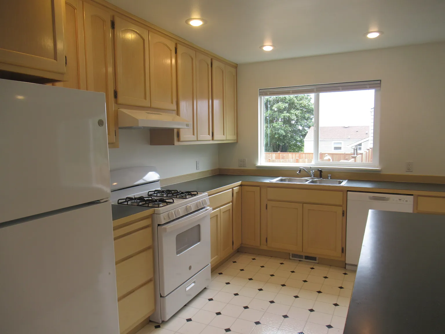 3 bed, 1326 sqft, $2,400 — Photo 4