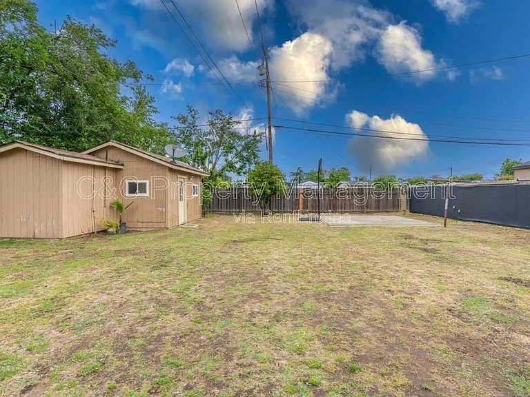 2119 E Griffith Way — Photo 13