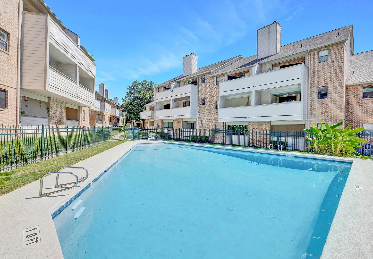 1 bed, 1.0 bath, 499 sqft, $825 — Photo 1