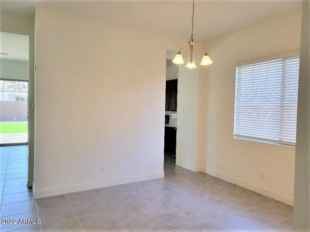 5 bed, 3490 sqft, $3,495 — Photo 3
