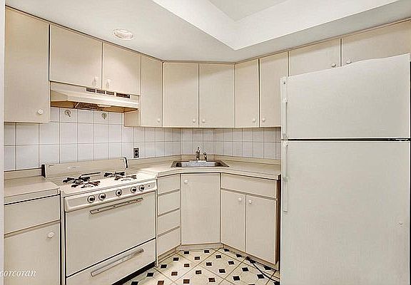4th image of 882 Atlantic Ave #3