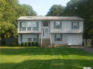 52 Beacon St, Shirley, NY 11967
