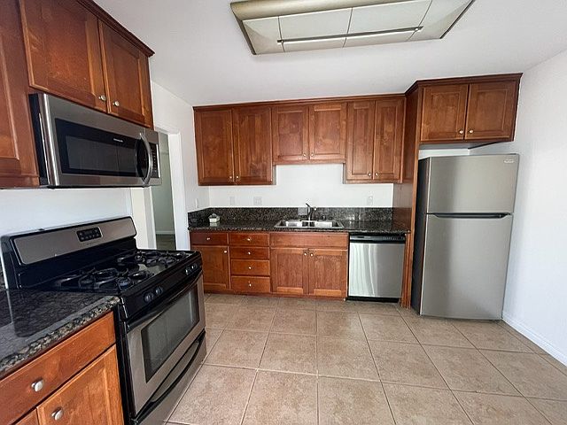 kitchen and dining area with refrigerator, dishwasher, gas stove/oven, microwave