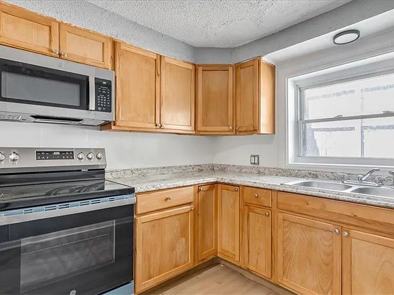 841 Jackson St — Photo 11
