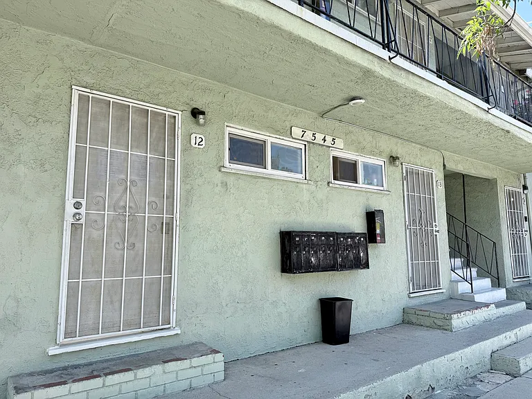 7535 Whitsett Ave #12 — Photo 13