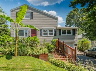 8 Iroquois Dr, Parlin, NJ 08859